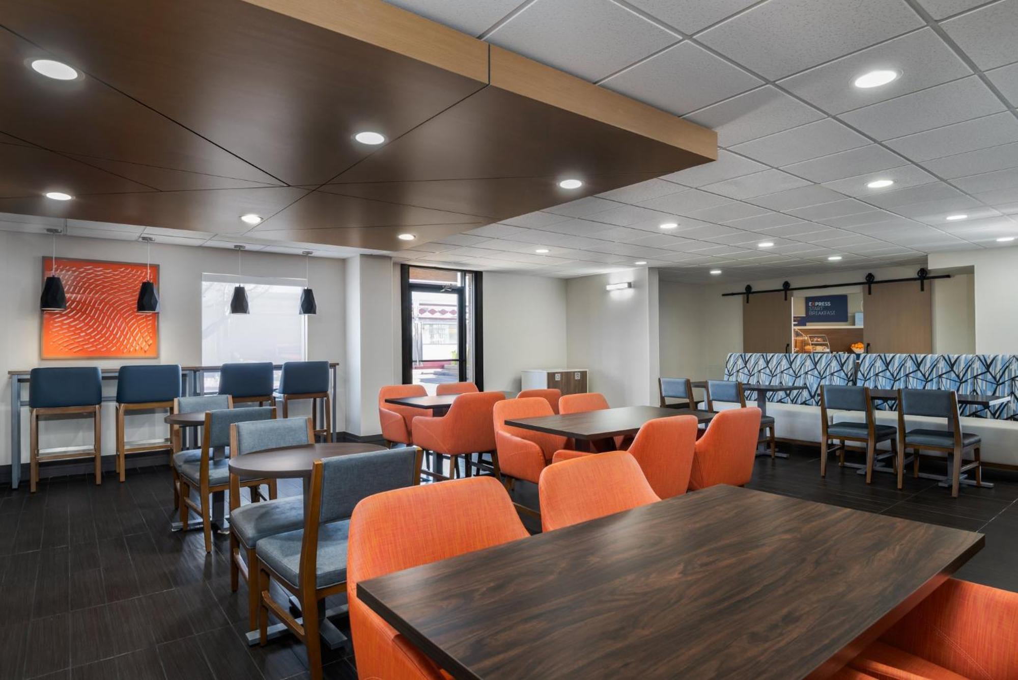 Holiday Inn Express Hotel & Suites Bentonville By Ihg Exterior foto